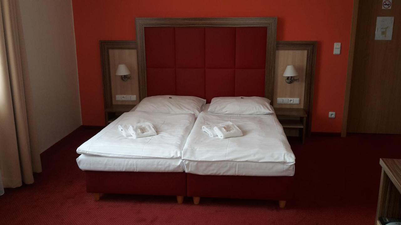Corner Hotel U Divadla*** - 즈노이모 외부 사진