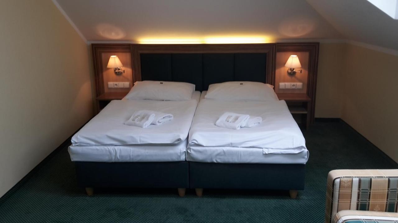 Corner Hotel U Divadla*** - 즈노이모 외부 사진