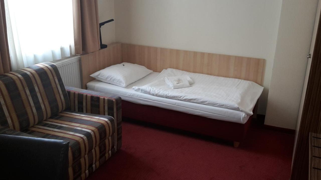 Corner Hotel U Divadla*** - 즈노이모 외부 사진